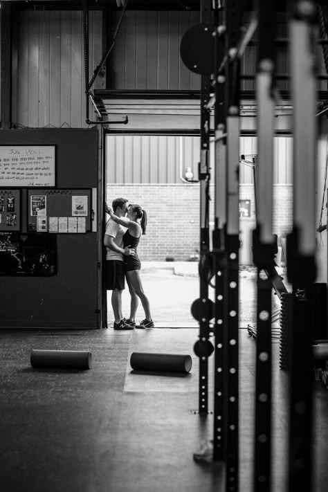 Matching Profile Pictures Cartoon, Cute Matching Profile Pictures, Fitness Engagement Photos, Gym Couple Aesthetic, Crossfit Wedding, Aesthetic Playlist Covers, Crossfit Couple, Fitness Couple, Aesthetic Playlist