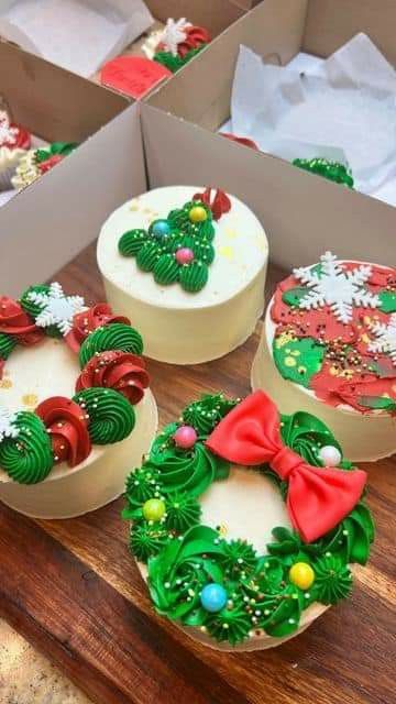 Bento Cakes For Christmas, 4in Cake Ideas, Simple Christmas Cakes Ideas, Mini Cupcake Packaging, Christmas Bento Cake Ideas, Mini Individual Desserts, Mini Cakes Christmas, Mini Christmas Cakes Ideas, Christmas Mini Cakes Ideas