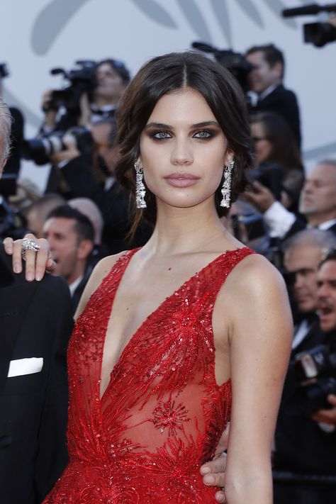 Portugese model Sara Sampio wore a red crystal low neck Zuhair Murad gown on the red carpet, accentuated by de GRISOGONO high jewellery pear shape diamond earrings. For glamour celebrity fashion Cannes Film Festival red carpet jewellery spotting travel here: http://www.thejewelleryeditor.com/jewellery/top-5/cannes-film-festival-red-carpet-jewellery-day-two/ #jewelry Sara Sampaio Style, Red Carpet Earrings, Cannes Film Festival Red Carpet, Red Carpet Jewelry, Cannes 2017, Robin Wright, Hot Leggings, Celebrity Jewelry, Red Gown