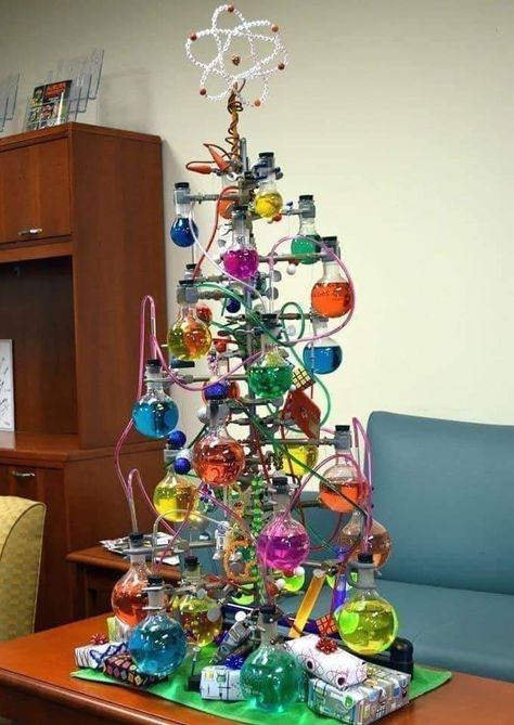 Chemistry Christmas Tree, Chemistry Decorations, Chemistry Decor, Lab Decor, Ideas Decoracion Navidad, Science Girl, Christmas Science, Science Decor, Magical Decor