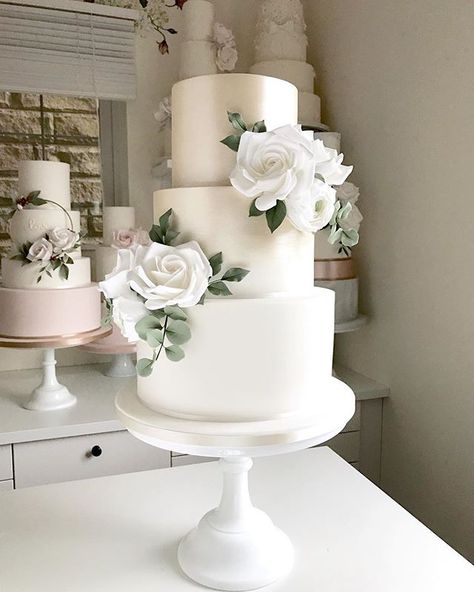 Nicola Nicholls na Instagramie: „It’s consultation day 💕 3 tiers... 4 tiers? Soft shimmer or sparkly sequins? Colour or timeless white? What’s your wedding…” Wedding Cake Centerpieces, Green Wedding Cake, Big Wedding Cakes, Fondant Wedding Cakes, Black Wedding Cakes, Floral Wedding Cakes, Tiered Cake, Wedding Cakes Blue, Gorgeous Wedding Cake