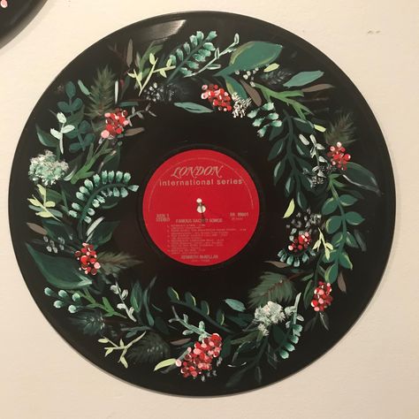 Christmas Vinyl Record Art, Christmas Painted Records, Christmas Record Painting, Christmas Cd Painting, Painted Cds, Vinyl Record Painting, Vinyl Record Art Ideas, Painted Records, Vinyl Paintings