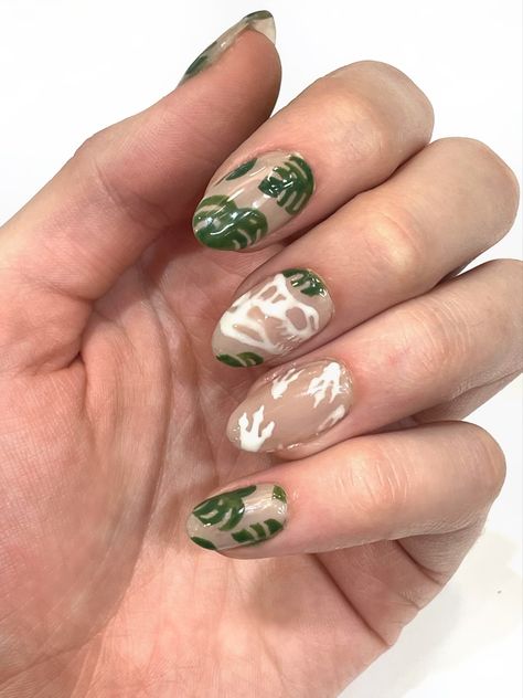 gel nails leaf design Leaf Nails, Witchy Nails, Mens Nails, Retro Nails, Broken Nails, Baby Nails, Nail Polish Art, Really Cute Nails, Colorful Nail Designs