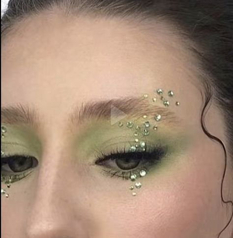 Secret Garden Makeup, Fairy Makeup Looks Green, Green Sparkly Eye Makeup, Green Shimmer Makeup, Creative Eye Makeup Hooded Eyes, Green Sparkle Makeup, Fairy Queen Makeup, Green Sparkly Makeup, Green Makeup Halloween