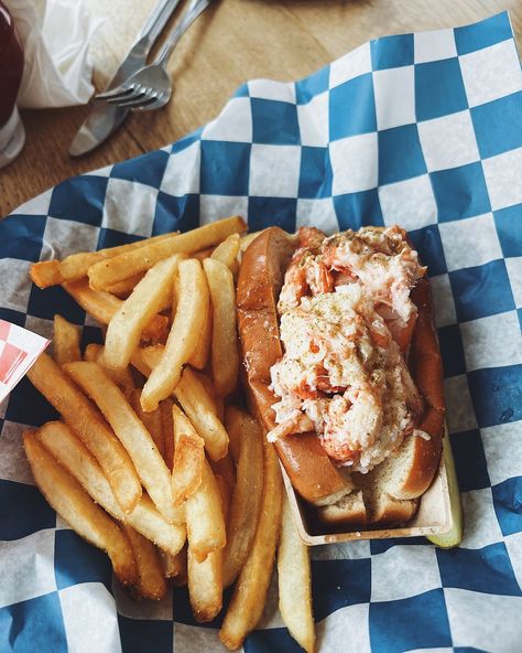 Luke’s Lobster Portland Pier 🦞 📍Portland, Maine #portlandmaine #portlandmainefood #visitmaine #maineroot #lukeslobster #travelblogger #mainelobsterroll #newenglandblogger #newenglandeats #mainefoodie Portland Maine Food, Visit Maine, Maine Vacation, Travel Foodie, Maine Lobster, Portland Maine, Foodie Travel, May 27, Main Meals