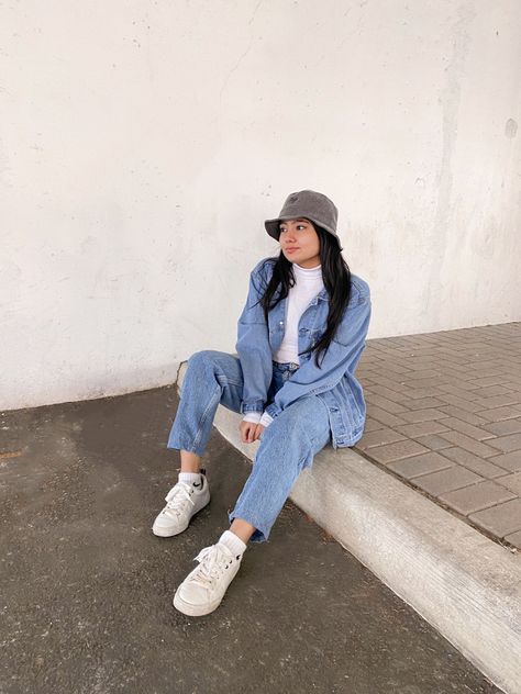 Double denim outfit! Bucket hat, aesthetic outfit, street style, fall outift Grey Bucket Hat Outfit, Bucket Hat Outfit Hijab, Denim Bucket Hat Outfit, Bucket Hat Winter Outfit, Hat Aesthetic Outfit, Bucket Hat Aesthetic, Double Denim Outfit, Bucket Hat Winter, Bucket Hat Outfit