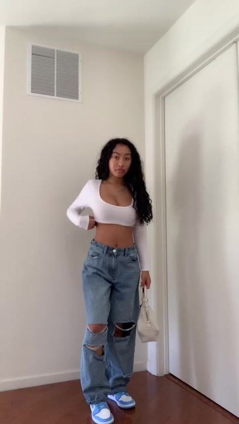 Imagem, tiktok: bbycailey - 11 Combinações estilosas com calça boyfriend. Descolada, moderninha, estilosa... se você adora calça boyfriend, vem conferir nosso post, separamos 11 combinações mega antenadas com a peça. #aesthetic #coolgirl #boyfriendjeans Fashion Teenage School, Looks Hip Hop, Looks Pinterest, Tomboy Style Outfits, Outfit Jeans, Streetwear Fashion Women, Brunch Outfit, Cute Swag Outfits, Looks Chic