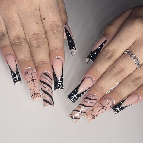 ig: sandyzznailz Coffin Nails Winter Design, New Years Square Nail Designs, Christmas Black And White Nails, Black Christmas Nails Square, Christmas Nails Acrylic Black, Christmas Nails Black And Silver, Xmas New Years Nails, Black Christmas Nails Almond, Christmas Acrylic Nails Holiday Simple