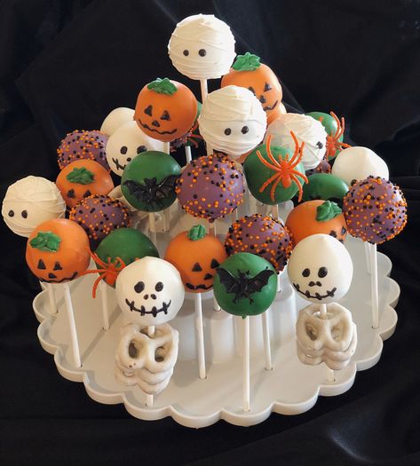 Hallow Food Ideas, Halloween Baking Recipes Easy, Cute Halloween Sweets, Halloween Desserts Cake Pops, Spooky Season Food, Halloweentown Food Ideas, Hocus Pocus Cake Pops, Halloween Cakepops Ideas, Halloween Bakesale