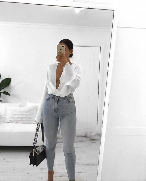 Gray Jeans White Shirt Outfit, Light Grey Jeans Outfit Winter, Grey Boyfriend Jeans Outfit, Gray Mom Jeans Outfit, Light Grey Jeans Outfit Women, Jeans And White Shirt Outfit Classy, Grey Ripped Jeans Outfit, Grey Mom Jeans Outfit, Light Gray Jeans Outfit