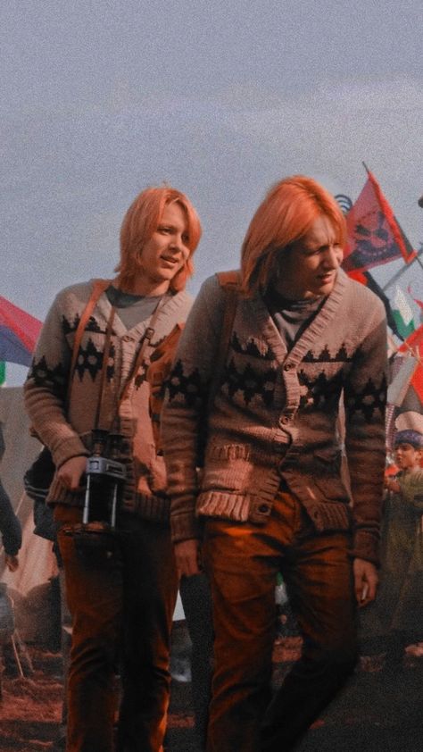 Weasly Twins Aesthetic, Weasly Twins Wallpaper, George And Fred Weasley Wallpaper, Phelps Twins Wallpaper, Weasley Wallpaper Aesthetic, Fred Weasley Aesthetic Wallpaper, George Weasley Aesthetic Wallpaper, Fred And George Wallpaper, Fred And George Weasley Wallpaper