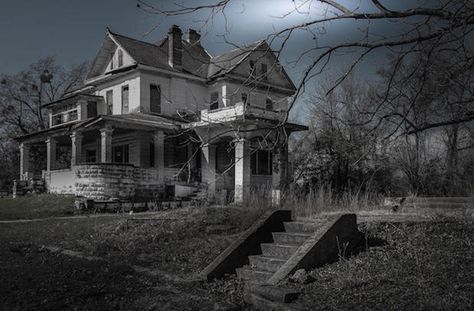 26 Hauntingly Beautiful Photos of Abandoned Homes Across America | Mental Floss Haunted Houses In America, Haunted Mansion Disney, Haunted Images, Scary Haunted House, Real Haunted Houses, Scary Houses, Houses In America, Creepy Houses, Old Abandoned Houses