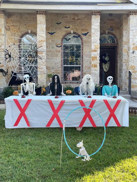 Funny Skeleton Poses Outside, Skeleton Placement Ideas, Halloween Outdoor Skeleton Ideas, Halloween Decorations Outdoor Skeleton, Skeleton Ideas For Yard Funny, Skeleton Halloween Decorations Yards, Skeleton Yard Ideas, Skeleton Ideas For Halloween, Yard Skeleton Ideas