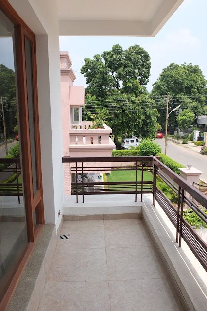 Front Balcony House Design, House Exterior Railing, House Balcony Design Exterior, Parapet Grill Design, Home Parapet Design, Room With Balcony Bedrooms, Ms Railing Design Balcony, Front Balcony Ideas, Balcony Design Exterior