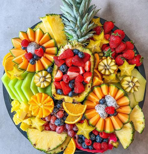 Fruit Tray Designs, Table Brunch, Fruit Platter Ideas Party, Fruit Presentation, Fruit Buffet, Fruit Platter Designs, Sweet Tables, Best Party Food, Charcuterie Inspiration