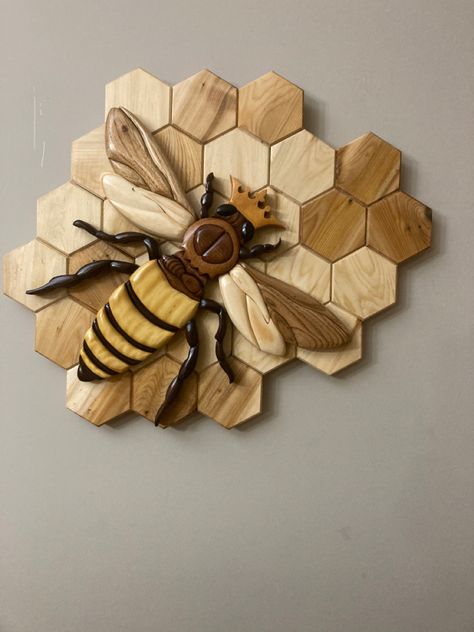 Pattern by ChipilWood Intarsia Wood Patterns, Wood Things, Wood Art Design, Intarsia Woodworking, Barn Board, Wood Inlay, Wood Patterns, Queen Bee, Queen Bees