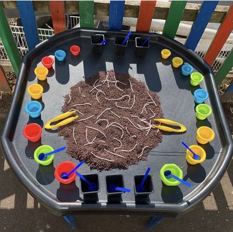 Worm Tuff Tray Ideas, Superworm Tuff Tray, Chestnut Ideas, Tuff Table, Minibeasts Eyfs, World Book Day Activities, Tuff Tray Ideas Toddlers, Tuff Tray Ideas, Mini Beasts