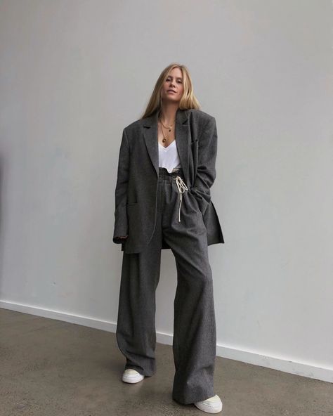 The gray oversized suit trend is going strong this winter Clothes Place, Estilo Zendaya, Mode Dope, Classic Suits, Genderless Fashion, Neutral Aesthetic, Palazzo Pant, Pants Outfit Casual, Fresh Prince