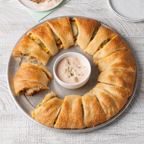 Cheeseburger Crescent Ring Crescent Ring Recipes, Best Ground Beef Recipes, Crescent Ring, Winter Comfort Food, Crescent Roll Recipes, Crescent Dough, Dinner Prep, Crescent Rolls, Taste Of Home