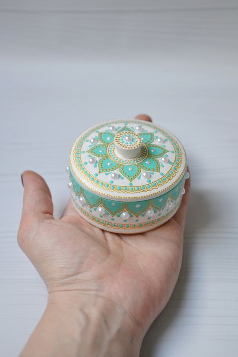 Small Wooden Box Painting Ideas, Jewelry Box Painting Ideas, Product Moodboard, Diy Trinket Box, Ring Boxes Diy, Painted Mirror Art, Hand Painted Wooden Box, Mandala Dotting, Engagement Ring Holders