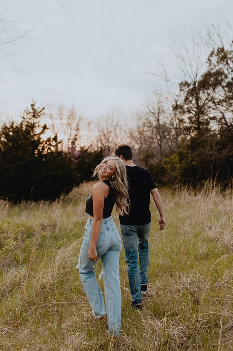 Couple Poses Fall Photos, Poses For Couples Height Difference, Couples Photoshoot Inspiration, Couples Photo Shoot Fall, Fall Field Photoshoot Couple, Couples Field Pictures, Field Photoshoot Engagement, Couples Fall Pics, Engagement Photos Running