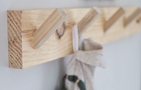 DIY Peg Hanger Peg Rack Diy, Diy Wall Hook Rack, Wooden Coat Hanger Ideas, Wall Coat Rack Ideas Entryway Diy, Diy Hook Rack, Peg Hook Entryway, Diy Dowel Projects, Wooden Hooks Diy, Diy Peg Coat Rack