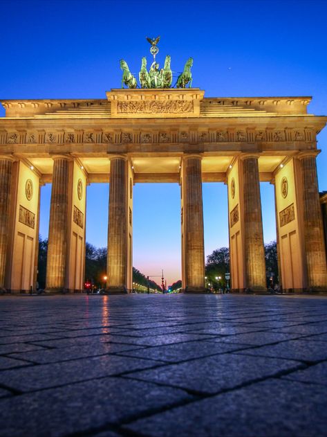 The Brandenburg Gate is one of the most iconic sights in today’s vibrant Berlin. More than just Berlin’s only surviving historical city gate, this site came to symbolise Berlin’s Cold War division into East and West – and, since the fall of the Wall, a reunified Germany. Architecturally, the sandstone Brandenburg Gate also represents one of the earliest and most attractive examples of a neo-classical building in Germany. Classical Building, Building Photography, Brandenburg Gate, Kids Around The World, Historical Places, Neo Classical, Berlin Wall, Historical Pictures, Historical Place