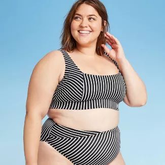 Curvy Swimwear, Black Bottom, Fishnet Tights, Street Style Summer, Plus Size Activewear, Plus Size Swimwear, Swimwear Collection, Swim Top, Leggings Fashion