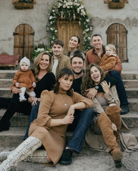 Large Group Family Photos On Stairs, Extended Family Pictures Adults, Family Photos 11 People, Winter Big Family Photos, Large Family Portrait Ideas, Family Photoshoot 9 People, Family Christmas Pictures 2023, Large Group Family Photos Winter, High End Family Photography