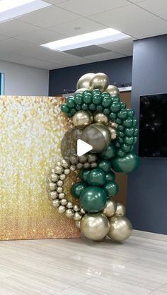 Balloons Stand Decorations, Balloon Garland On Brick Wall, Birthday Balloon Backdrop Ideas, Gold Backdrop Ideas, Back Drops For Birthday Parties, Ballon Arch Back Drop, Event Backdrop Ideas, Balloon Pricing, Balloon Backdrop Ideas