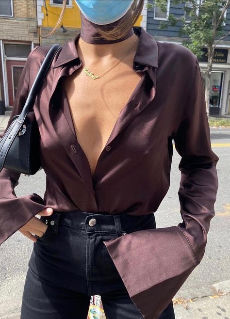 @orseund_iris Karaoke Outfit, Chocolate Satin, Orseund Iris, Satin Bluse, Silk Set, Trendy Winter, Business Portrait, Satin Blouses, Mode Inspo