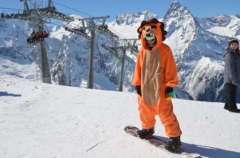 #onesie #kigurumi #skiing #snowboarding #snow #snowy #mountain #minion #eeyore #lion #ski #partying #costume #kigu #animal #pajama Snowboarding Couple, Ski Onesie, Snowboarding Hairstyles, Snowboarding For Beginners, Animal Outfit, Snowboarding Photography, Snowboarding Aesthetic, House Party Outfit, Skiing Humor