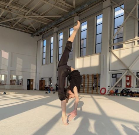 Most Flexible Person In The World, Korean Gymnastics, Rebecca Jenshak, Holland Brothers, Rhythmic Gymnastics Training, Gymnastics Flexibility, Ballet Images, Yoga Handstand, Flexibility Dance