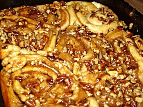 Walnut Cinnamon Rolls, Pioneer Woman Cinnamon Rolls, Cinnamon Healthy, Desserts With Few Ingredients, Cinnamon Roll Recipe Homemade, Frozen Bread Dough, Pecan Rolls, Artisan Bread Recipes, Caramel Pecan