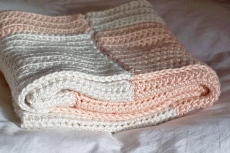 Il y a quelques mois, je débutais un projet au crochet pour ma seconde nièce encore bébé. Pour Noël, je lui ai réalisé une couverture au crochet. J'ai crocheté des carrés afin d'obtenir une couverture en les assemblant. Je suis Local Business, Crochet Baby, Knitted Scarf, Crochet Blanket, Blogging, Online Store, Plaid, Couture, Crochet