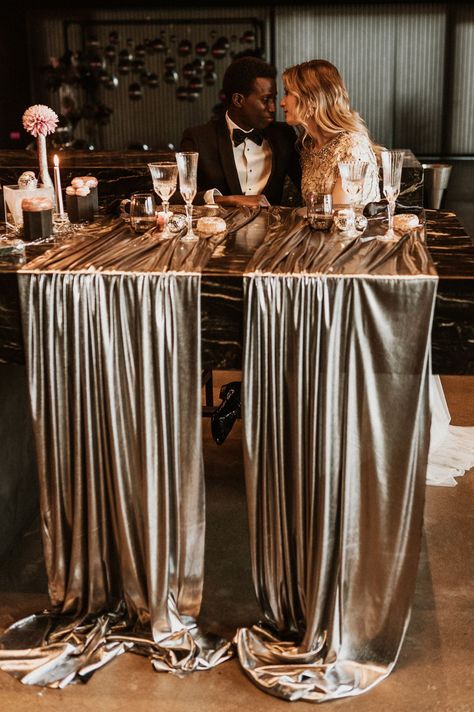 Metallic Gold Table Cover for Wedding Black And Silver Gala Decor, Metallics Wedding Theme, Mixed Metal Wedding Decor, Nye Wedding Decor, Metallic Wedding Theme, Balloon Wedding Decor, Groom Black Tie, Wedding Contemporary, Gold And Silver Wedding