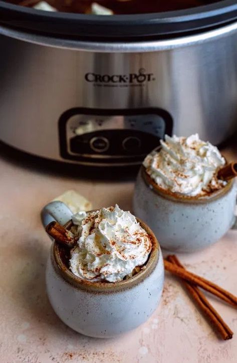 Slow cooker boozy hot chocolate Boozy Crockpot Hot Chocolate, Boozy Hot Cocoa Bar, Crockpot Alcoholic Drinks, Spiked Hot Chocolate Crockpot, Boozy Hot Chocolate Bar, Alc Drinks, Vodka Hot Chocolate, Alcoholic Hot Chocolate, Crockpot Drinks