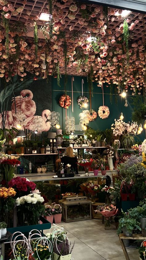 Moody Flower Shop, Dark Floral Decor, Flower Shop Window, Flower Shop Aesthetic, Flower Shop Interiors, Wedding Color Pallet, Shop Aesthetic, Flower Shops, Dark Floral