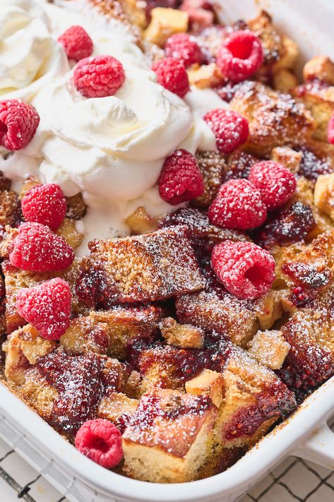 French Toast Croissant Bake, Fruit Casserole Breakfast, French Brunch Ideas, Raspberry Recipes Breakfast, Raspberry French Toast Casserole, Raspberry French Toast, Berry Breakfast Ideas, Breakfast With Raspberries, Baked Raspberry French Toast