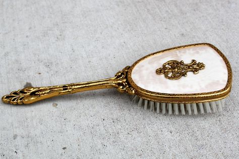 Vintage Hairbrush Old Hairbrush, Hairbrush Aesthetic, Afro Hair Brush, Vintage Hairbrush, Vintage Hair Brush, Gatsby House, Barbie Aesthetics, Antique Vanity Set, Art Deco Vanity