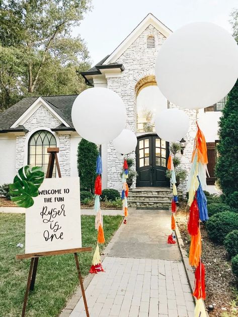 Entrance Party Decor, Outdoor Party Entrance Decor, Entrance Party Decoration, Front Yard Party Set Up, Front Yard Party Decorations, Walkway Decorations Party, Front Porch Birthday Party Decorations, Outdoor Party Entrance, Backyard Party Entrance