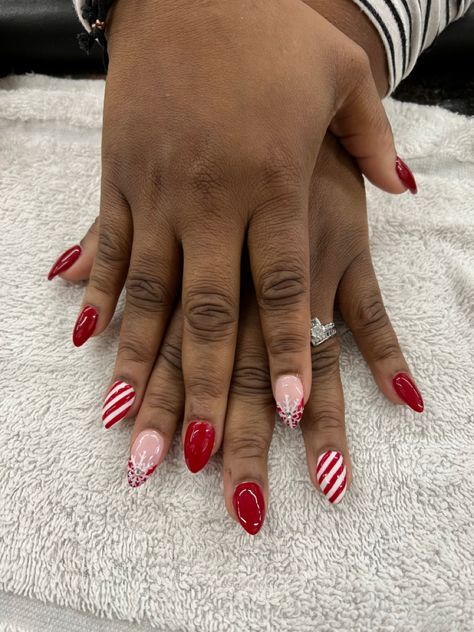 Christmas Nails For Black Women, Christmas Nails On Black Women, Winter Nails Black Women, Holiday Nails 2022, Short Red Nails, Red Christmas Nails, Simple Gel Nails, Christmas Nail Designs, Heart Nails