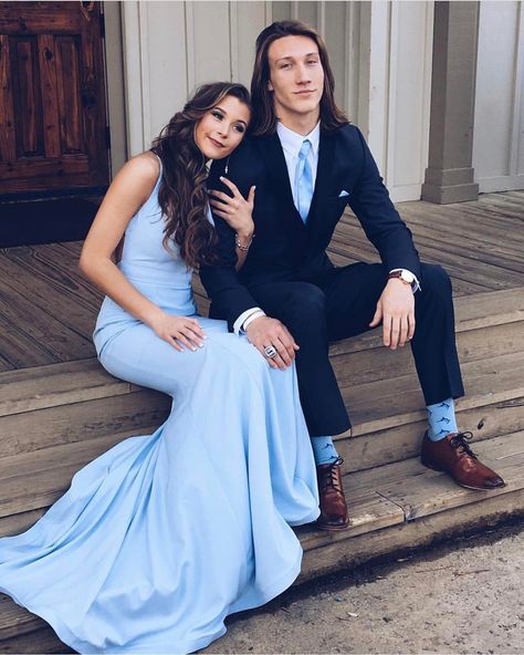 Couple look Baby Blue Satin Prom Dress, Prom Couples Outfits Matching, Prom Dresses Baby Blue, Blue Prom Couple, Prom Tuxedo Ideas, Prom Dress Bodycon, Prom Couples Outfits, Blue Satin Prom Dress, Baby Blue Prom Dresses