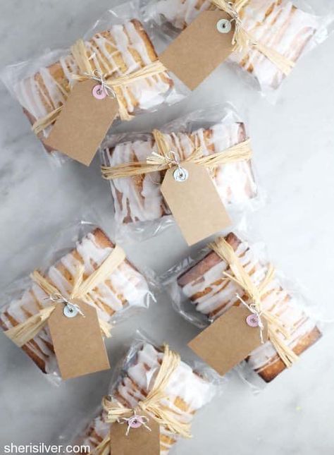 Mini Loaf Cakes, 7up Pound Cake, Bake Sale Packaging, Bread Packaging, Cake Wraps, Baking Packaging, Dessert Packaging, Christmas Food Gifts, Cake Packaging