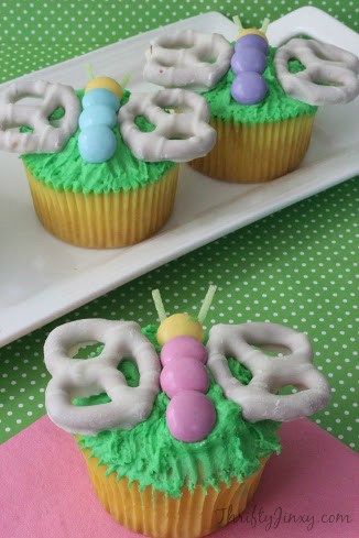 30+ adorable and easy Easter desserts for kids. These cute Easter dessert recipes include cupcakes, cookies, cakes, brownies, and more. Easter Cupcake Recipes, Butterfly Cupcakes, Easter Snacks, Spring Butterfly, Easter Desserts Recipes, Cupcakes Decorados, Cheesecake Cupcakes, Cupcakes Recipe, Easter Cupcakes