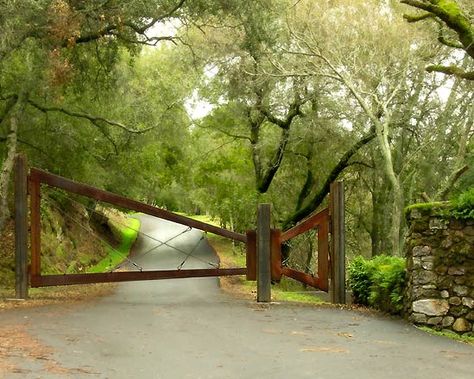 Ron Mann’s Hillside House Sonoma California project Farm Driveway, Farm Gates Entrance, Electric Driveway Gates, Property Gates, Farm Gates, Modern Driveway, Diy Driveway, Farm Entrance, Ranch Gates