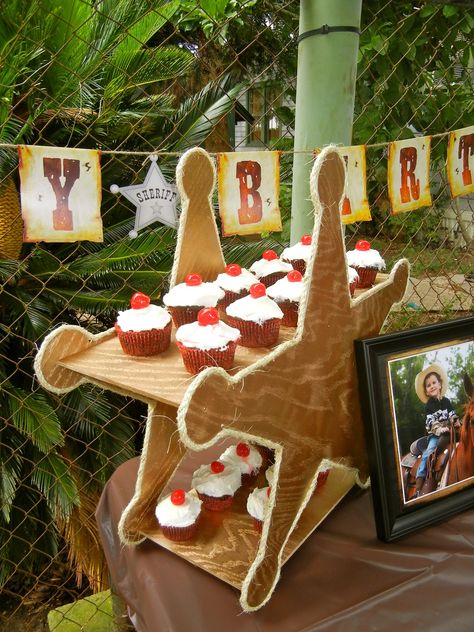 DIY cupcake holder idea Wild West Party, Rodeo Party, Country Party, Cowboy Baby Shower, Cowboy Birthday Party, Western Theme Party, Western Party, Western Parties, Cowboy Theme