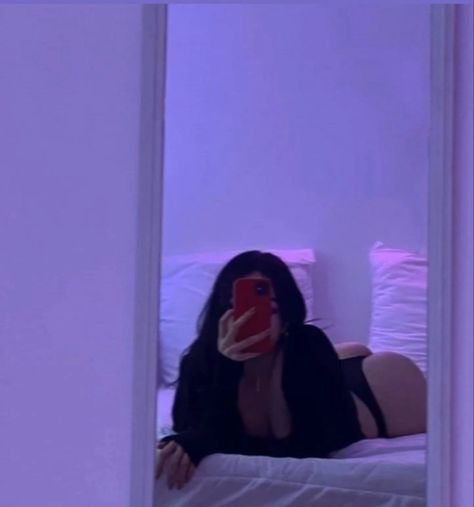 Baddie Mirror Pics No Face Blurry, Thirst Trap Snap Ideas Women, Back Arching Pose, Risky Picture Ideas, Spiegel Selfie, Risky Pictures, Estilo Swag, Girl Pfp, Avicii