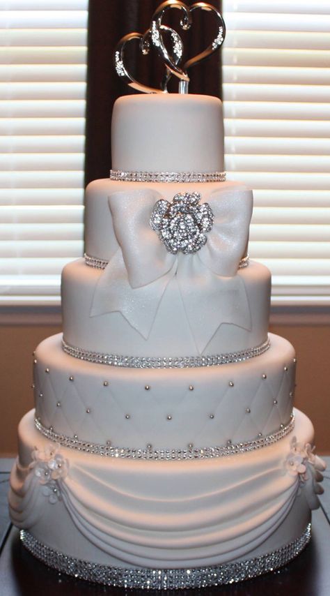 Wedding Cake Bling Wedding Cakes Diamonds, Sparkling Wedding Cake, White Glitter Wedding Cake, Glam Wedding Cake Bling, Wedding Cake Stands With Bling, Sparkly Wedding Cakes, Winter Wonderland Wedding Theme, Wonderland Wedding Theme, Bling Wedding Cakes