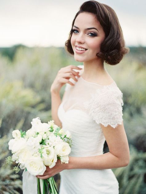 Trecce, semiraccolti, chignon: le acconciature romantiche per San Valentino. #albertosimoneschi #valentinesday17 #hairstyles2016 Romantic Wedding Hair, Hairdo Wedding, Best Wedding Hairstyles, Short Wedding Hair, Penteado Cabelo Curto, Wedding Hair And Makeup, Stylish Hair, Bride Hairstyles, Pixie Haircut